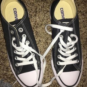 Women’s size 6.5 converse, NEVER WORN.